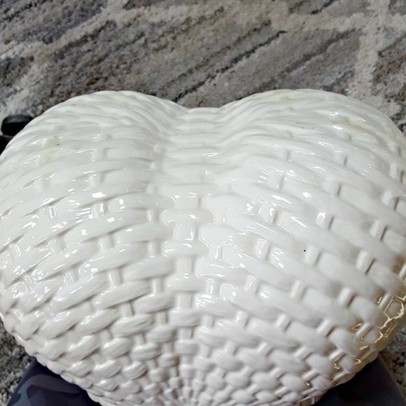 GORGEOUS Vintage CERAMIC Rattan MOTIF BASKET - Picture 4 of 5
